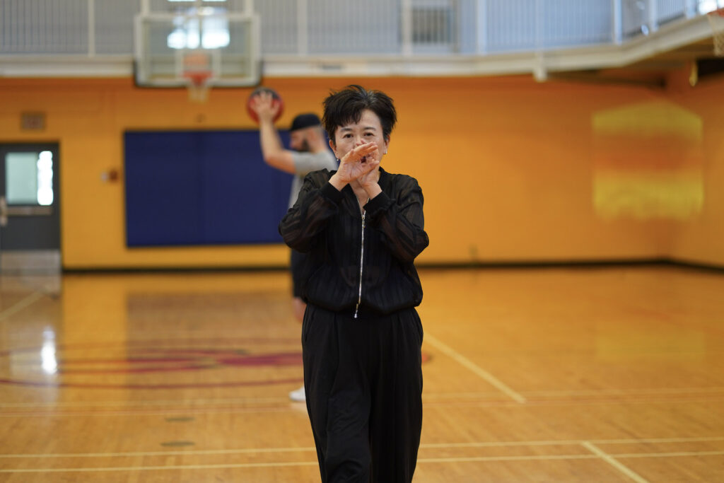 Sakiko Yamaoka and audience participants perform Body Maintenance as part of KinesTHESES, 2019