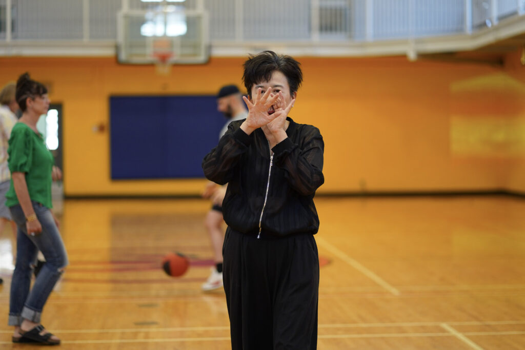Sakiko Yamaoka and audience participants perform Body Maintenance as part of KinesTHESES, 2019