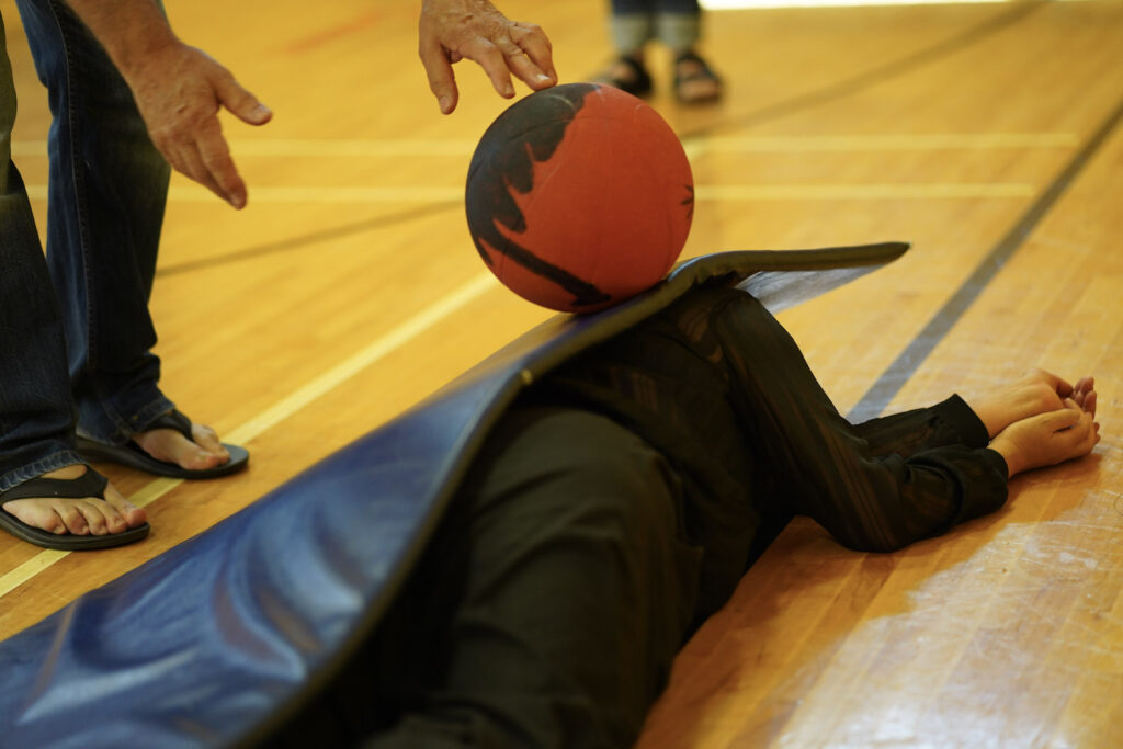 Sakiko Yamaoka and audience participant perform Body Maintenance as part of KinesTHESES, 2019
