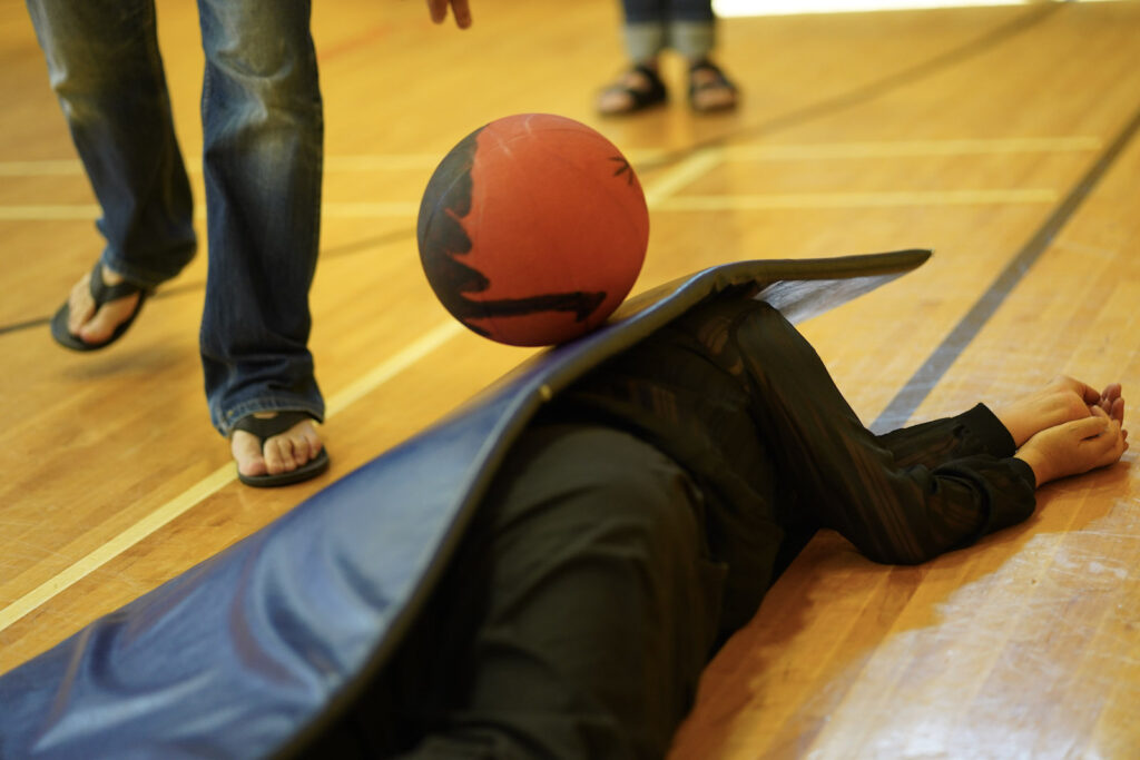 Sakiko Yamaoka and audience participant perform Body Maintenance as part of KinesTHESES, 2019