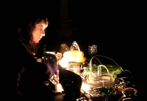 Diane Landry performing La morue / The Cod at Art System