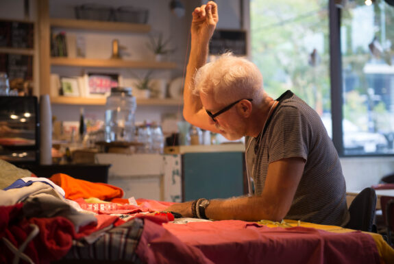 Johannes Zits performing Body Traps at Theatre Centre Cafe