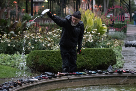 François Morelli performing Mari usque ad Mare / D’un trou d’eau à l’autre / Piss and Vinegar at various public fountains